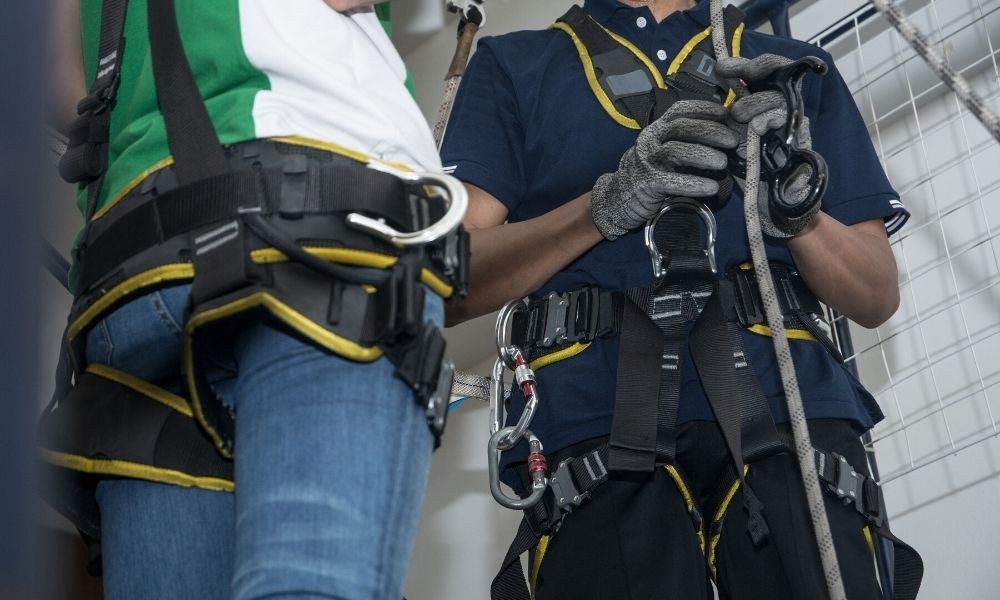 How to Safely Use a Retractable Lanyard